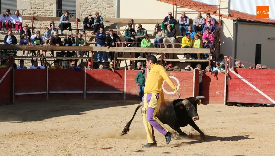 El recortador miezuco Jonathan Sánchez no desaprovechó el novillo de rollanejo / CORRAL