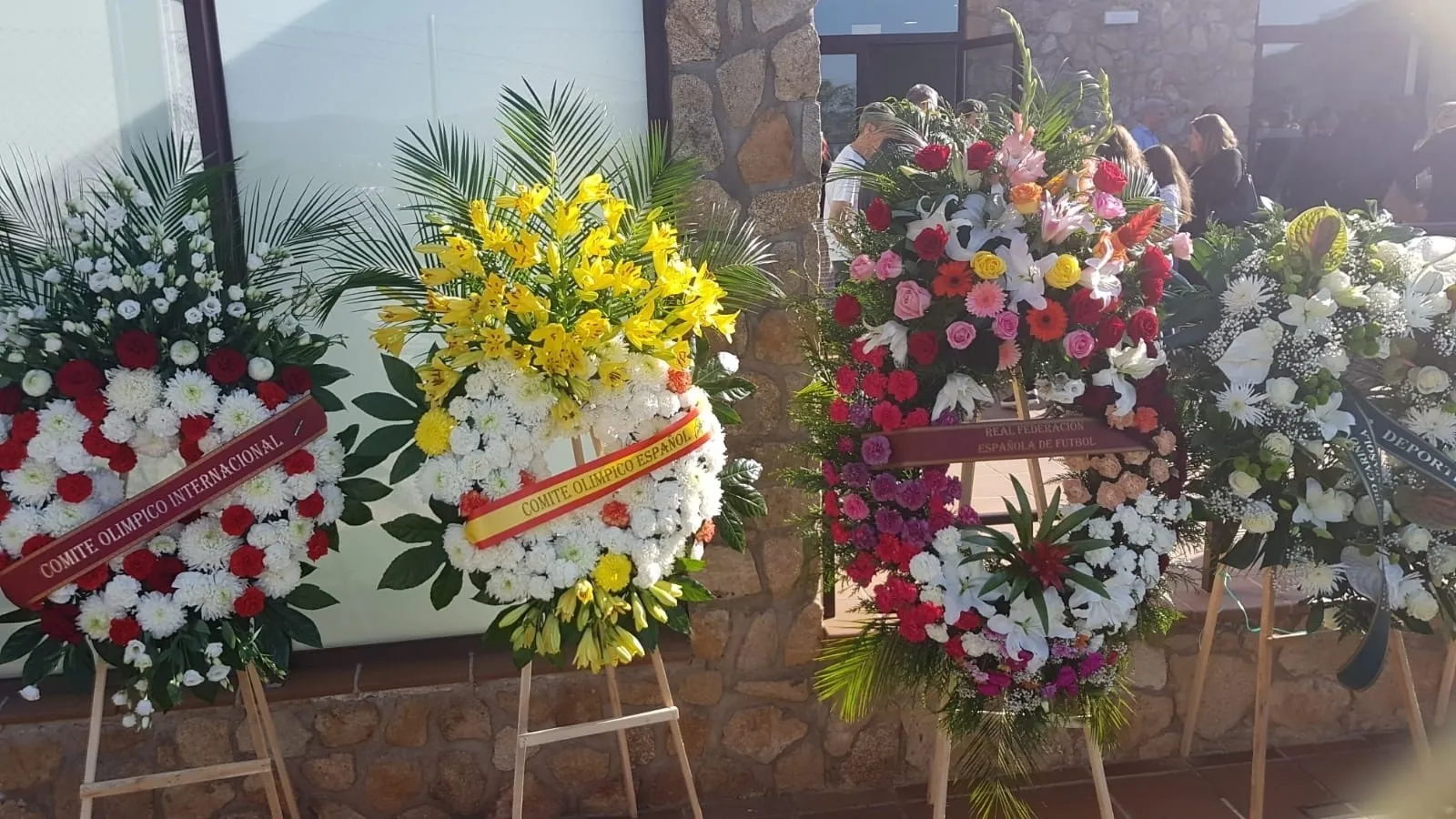 Coronas de flores enviadas a la familia de Blanca Fernández Ochoa / Europa Press