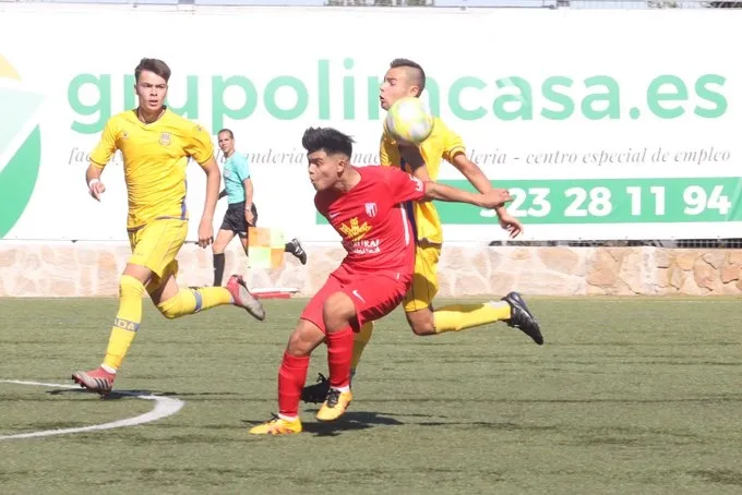 Foto 5 - El Santa Marta se lleva los tres puntos frente al Alcorc&oacute;n en su debut liguero (1-0)