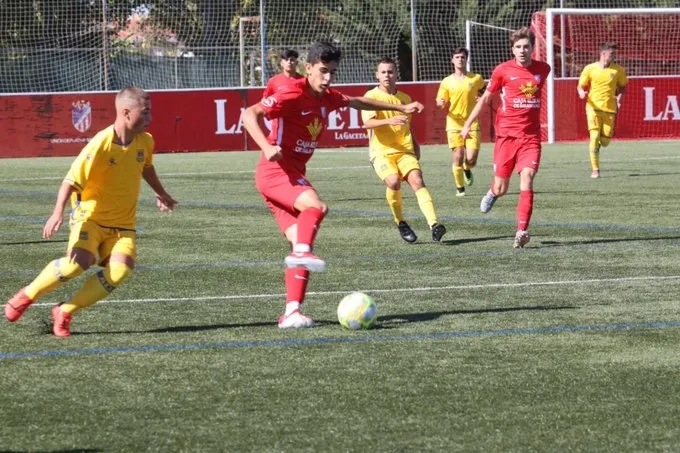Foto 3 - El Santa Marta se lleva los tres puntos frente al Alcorc&oacute;n en su debut liguero (1-0)