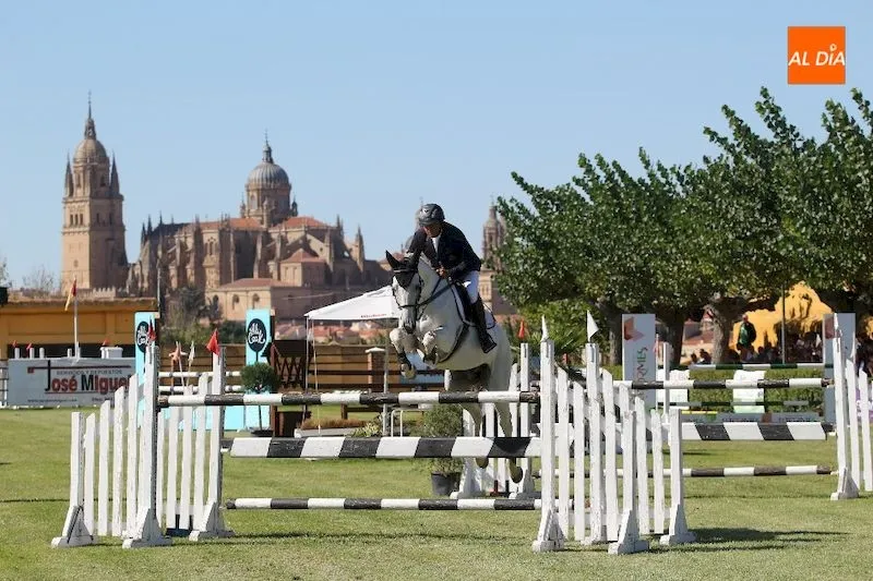 Un jinete realiza un salto con su caballo / Kiko Robles