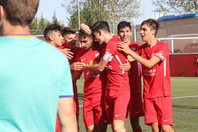 La plantilla celebra la victoria / Fotos: UD Santa Marta