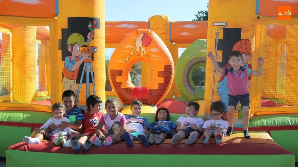 Los más pequeños disfrutan de los hinchables en las fiestas de Fuenteliante / MARIBEL