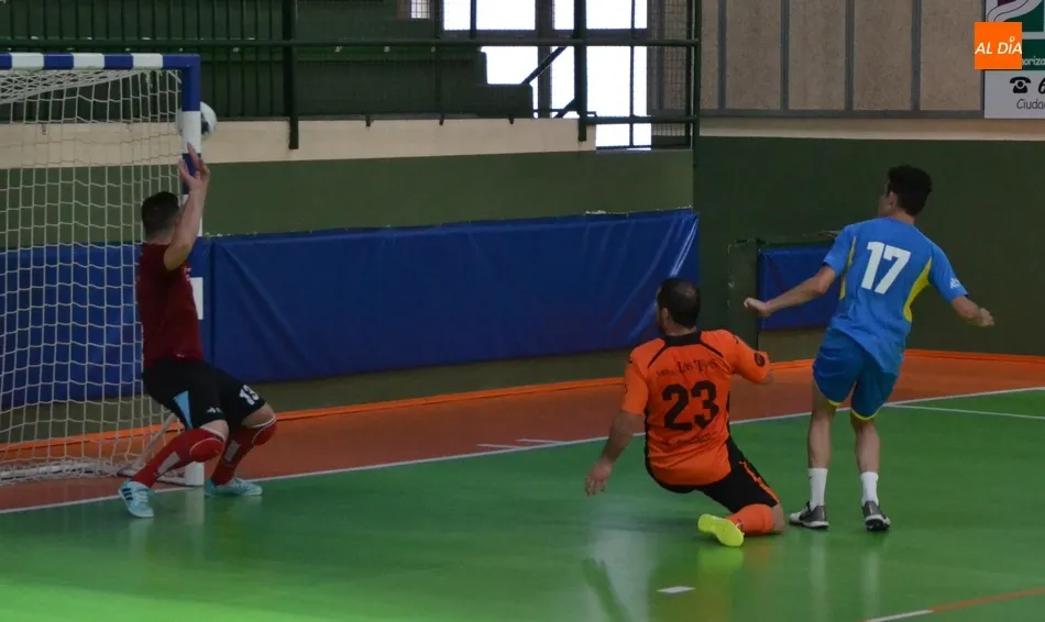 Foto 8 - III Senior y Mir&oacute;briga Futsal firman tablas en un derby para ir cogiendo ritmo  