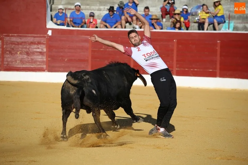Uno de los concursantes corta al novillo