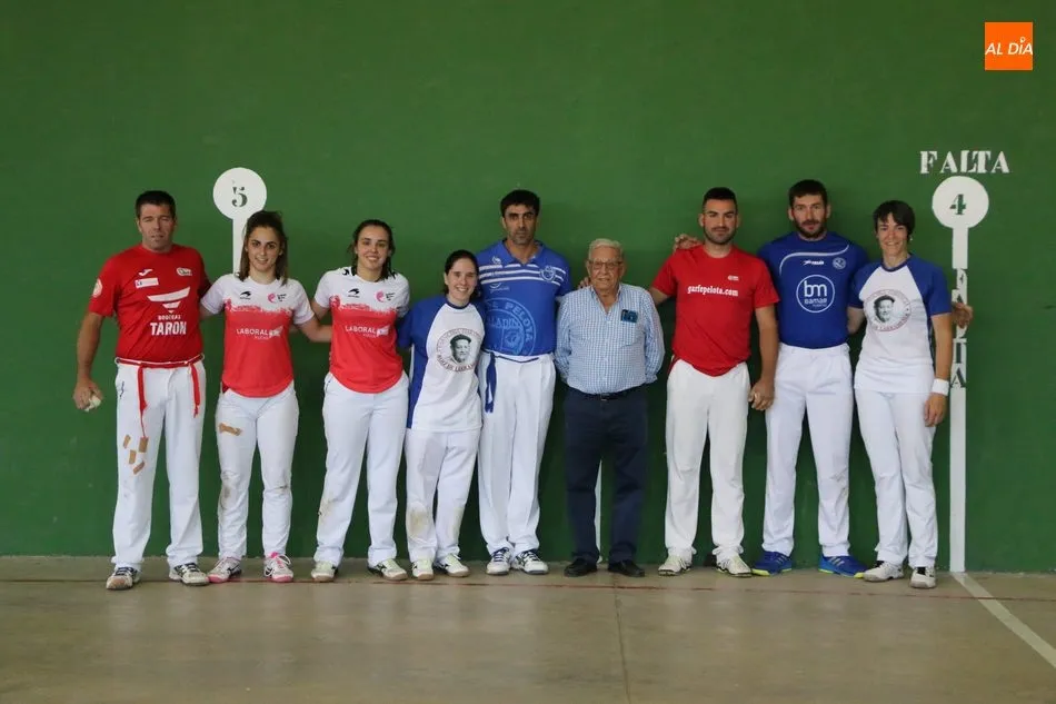 El alcalde de Villaseco de los Reyes felicitaba a los manomanistas por su juegos en sendos partidos / CORRAL