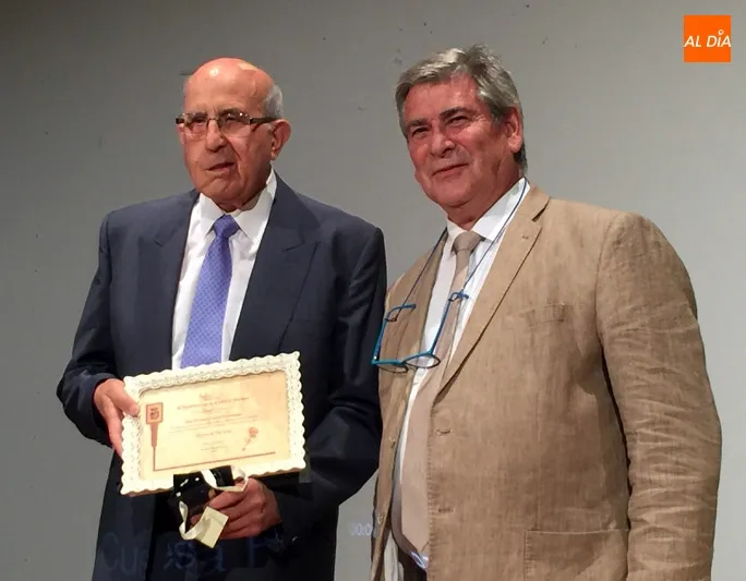 Foto 5 - Timi Cuesta recibe emocionado la Encina de Oro arropado por la ovaci&oacute;n de varias generaciones