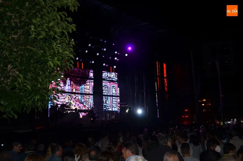 Foto 10 - El p&uacute;blico entregado en el concierto &lsquo;500 Noches&rsquo; Tributo a Joaqu&iacute;n Sabina