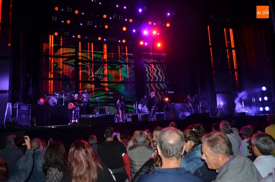 Foto 9 - El p&uacute;blico entregado en el concierto &lsquo;500 Noches&rsquo; Tributo a Joaqu&iacute;n Sabina