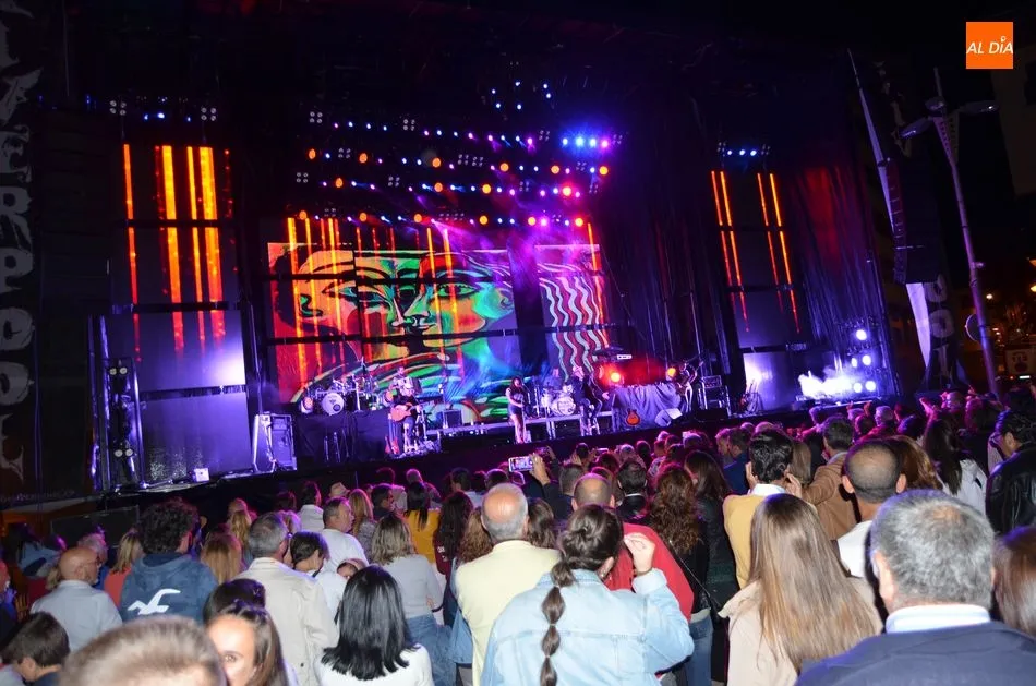 Foto 6 - El p&uacute;blico entregado en el concierto &lsquo;500 Noches&rsquo; Tributo a Joaqu&iacute;n Sabina
