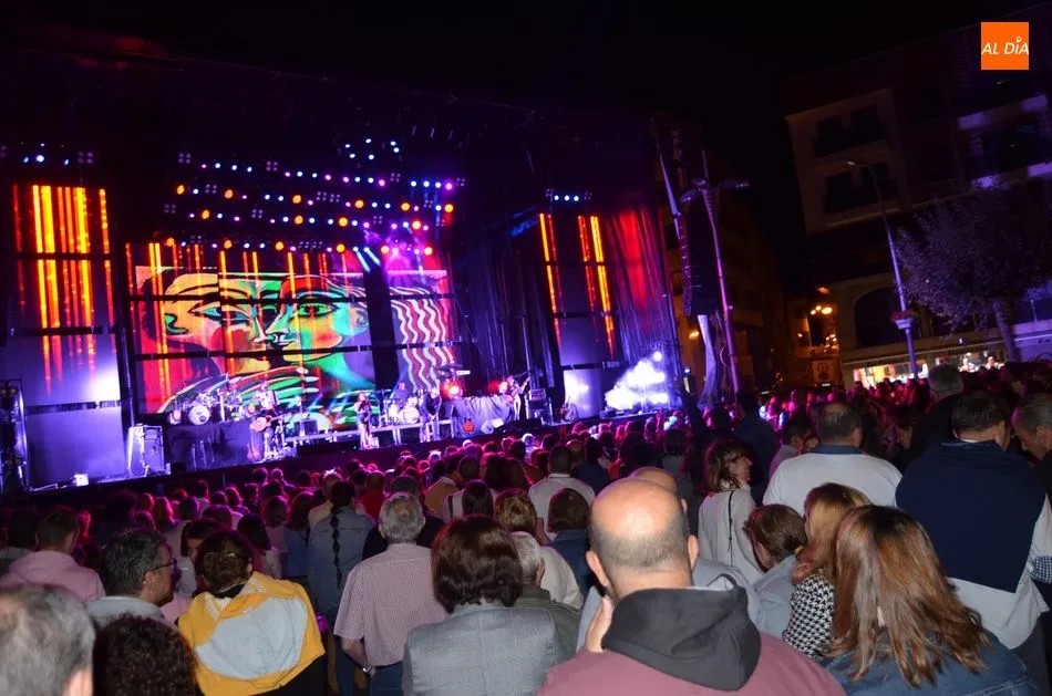 Foto 4 - El p&uacute;blico entregado en el concierto &lsquo;500 Noches&rsquo; Tributo a Joaqu&iacute;n Sabina