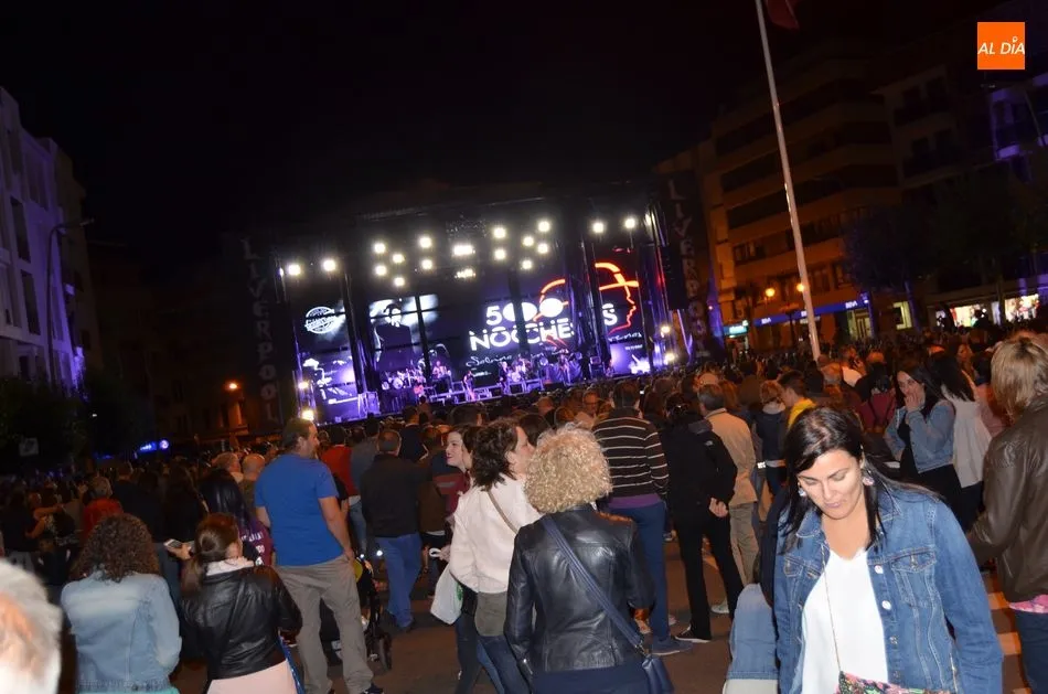 Foto 3 - El p&uacute;blico entregado en el concierto &lsquo;500 Noches&rsquo; Tributo a Joaqu&iacute;n Sabina