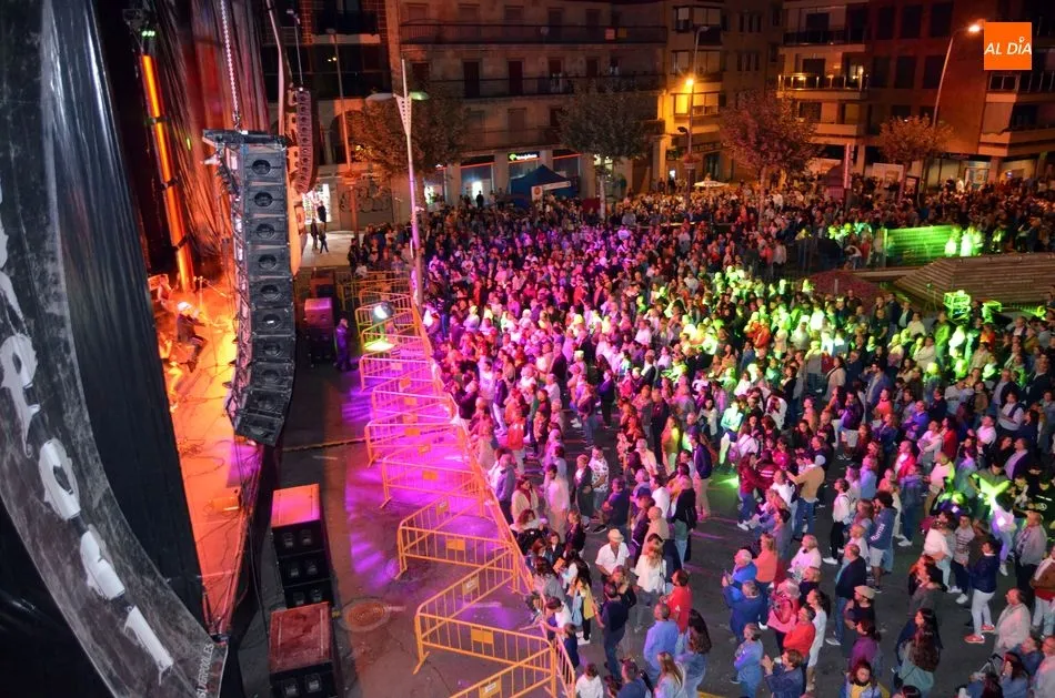 Foto 5 - El p&uacute;blico entregado en el concierto &lsquo;500 Noches&rsquo; Tributo a Joaqu&iacute;n Sabina