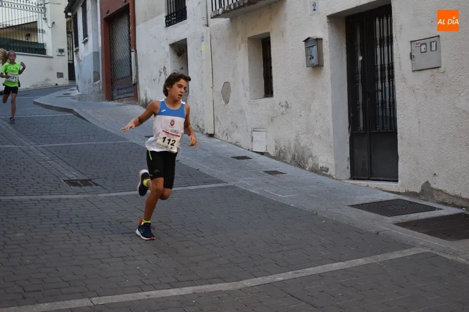 Foto 11 - Ricardo Adrados y Lourdes Lobato ganan la III Carrera Nocturna de Alba de Tormes  