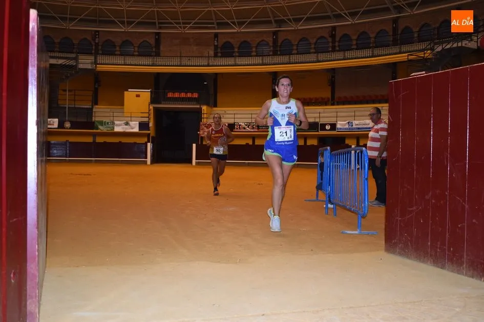 Foto 4 - Ricardo Adrados y Lourdes Lobato ganan la III Carrera Nocturna de Alba de Tormes  