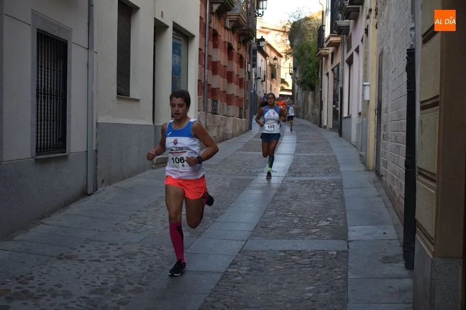Foto 3 - Ricardo Adrados y Lourdes Lobato ganan la III Carrera Nocturna de Alba de Tormes  
