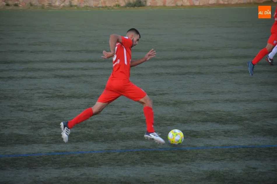 Foto 2 - El Santa Marta derrota al Atl&eacute;tico Tordesillas y sigue en lo m&aacute;s alto de la clasificaci&oacute;n (2-1)