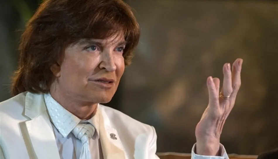 A su faceta de cantante habría que añadir su condición menos conocida de compositor para artistas como Miguel Bosé (de quien también fue su descubridor), Ángela Carrasco, Lani Hall, José José, Sergio Fachelli o Francisco, entre otros