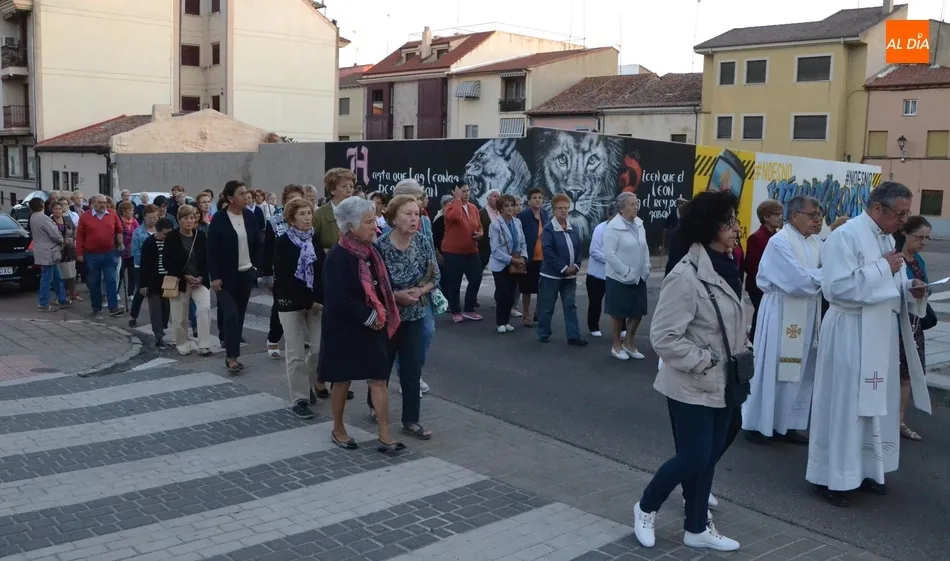 Unas 85 personas inician la celebración del cumpleaños de la Virgen María con el Rosario de la...