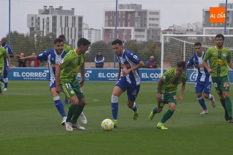 Acción del encuentro entre el Alavés B y Unionistas / José Luis Cotobal