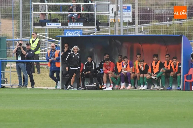 Roberto Aguirre en el área técnica durante el encuentro / José Luis Cotobal