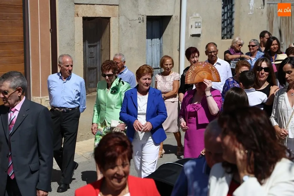 Foto 7 - Multitudinaria procesi&oacute;n en honor a la Virgen de la Vega en Villoria