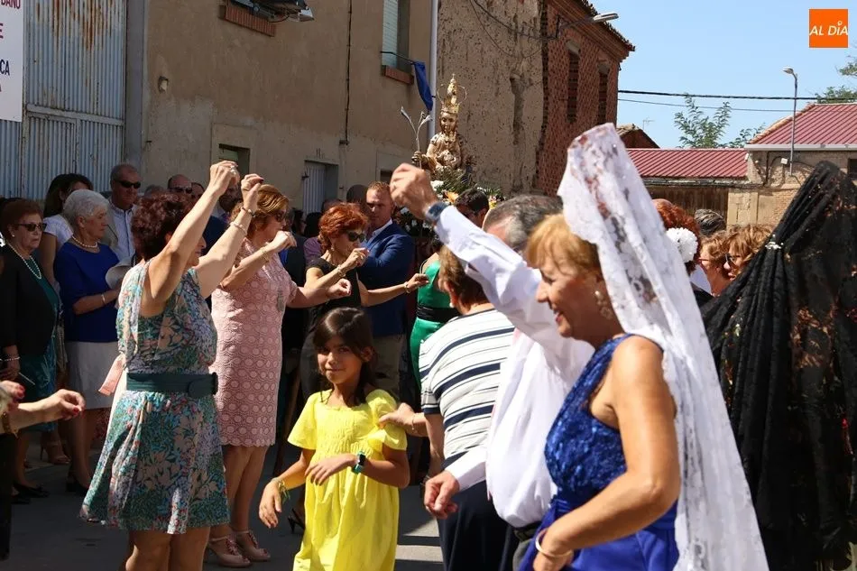 Foto 6 - Multitudinaria procesi&oacute;n en honor a la Virgen de la Vega en Villoria