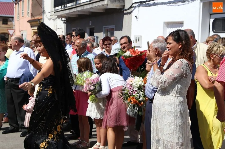 Foto 4 - Multitudinaria procesi&oacute;n en honor a la Virgen de la Vega en Villoria