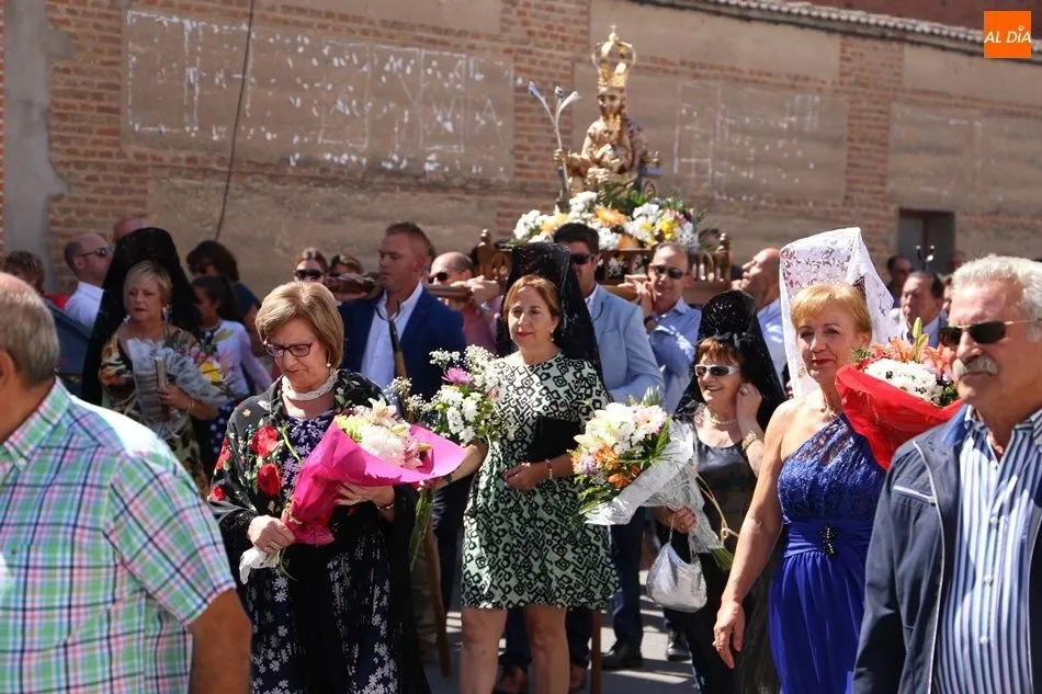 Foto 3 - Multitudinaria procesi&oacute;n en honor a la Virgen de la Vega en Villoria