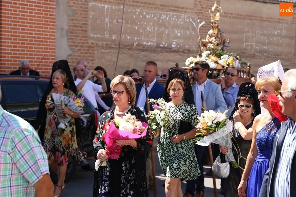 Foto 2 - Multitudinaria procesi&oacute;n en honor a la Virgen de la Vega en Villoria