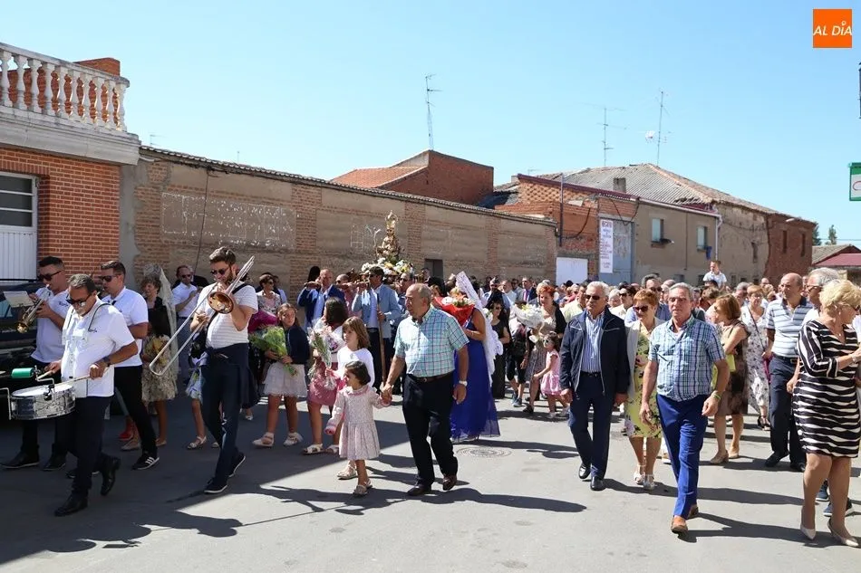 Multitudinaria procesión en honor a la Virgen de la Vega en Villoria