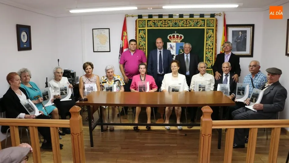 Los homenajeados junto a la Corporación del Ayuntamiento de Mieza / CORRAL