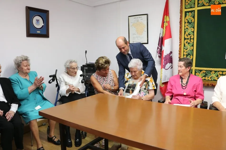 Foto 11 - El Ayuntamiento de Mieza homenajea a sus mayores en el d&iacute;a gran de las fiestas de las Madrinas  
