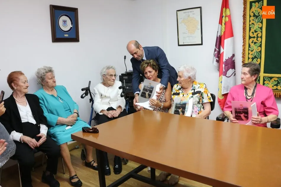 Foto 10 - El Ayuntamiento de Mieza homenajea a sus mayores en el d&iacute;a gran de las fiestas de las Madrinas  