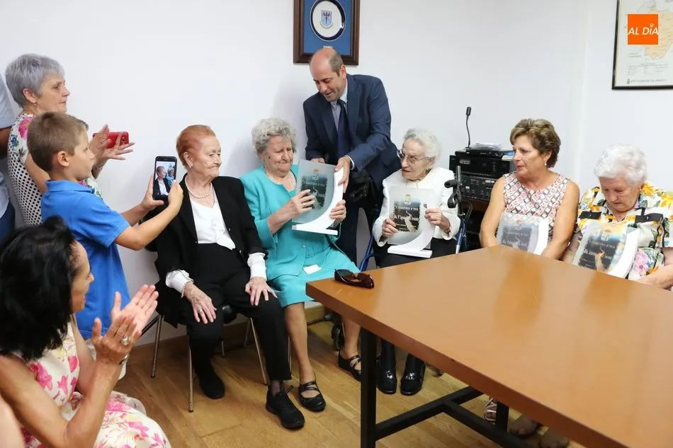 Foto 5 - El Ayuntamiento de Mieza homenajea a sus mayores en el d&iacute;a gran de las fiestas de las Madrinas  