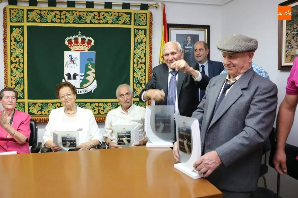 Foto 3 - El Ayuntamiento de Mieza homenajea a sus mayores en el d&iacute;a gran de las fiestas de las Madrinas  