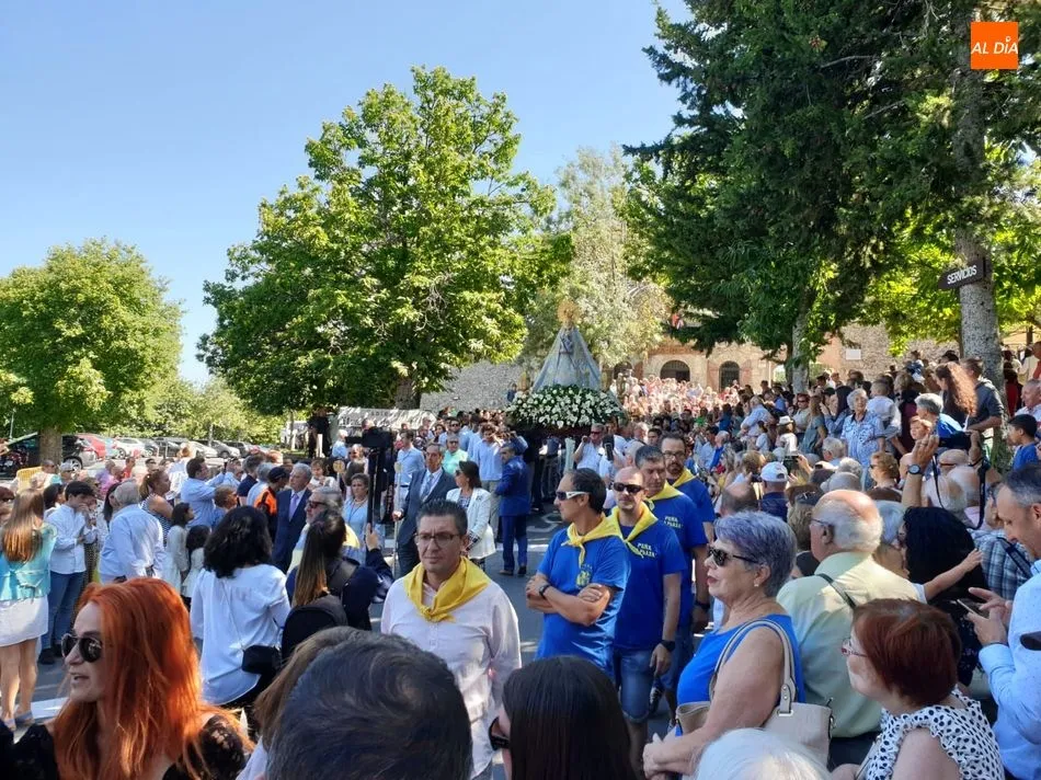 Foto 10 - La Virgen del Casta&ntilde;ar cumple con la tradici&oacute;n y sale de su templo para ser venerada por los...