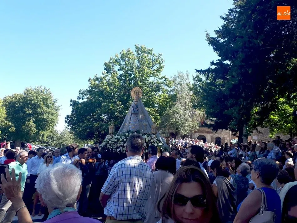 Foto 5 - La Virgen del Casta&ntilde;ar cumple con la tradici&oacute;n y sale de su templo para ser venerada por los...
