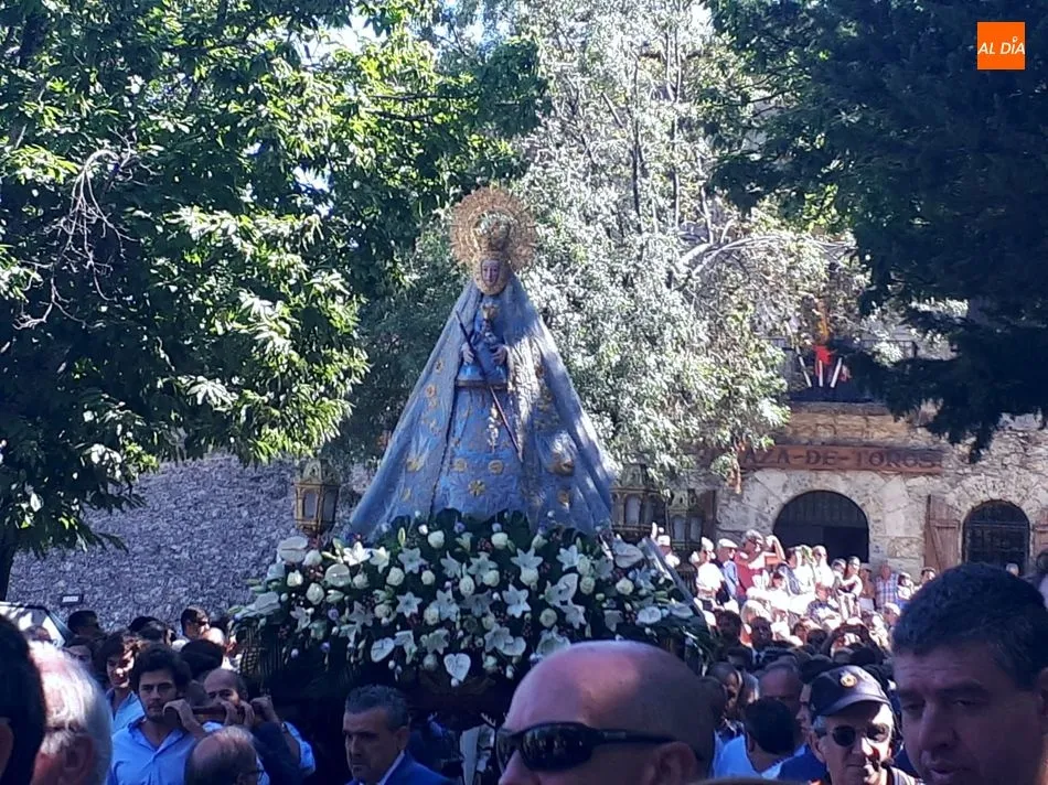 Foto 11 - La Virgen del Casta&ntilde;ar cumple con la tradici&oacute;n y sale de su templo para ser venerada por los...