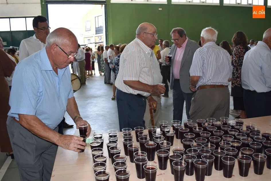 Foto 10 - Navales arropa con devoci&oacute;n a su patrona  