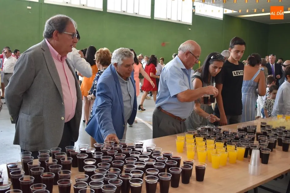 Foto 5 - Navales arropa con devoci&oacute;n a su patrona  