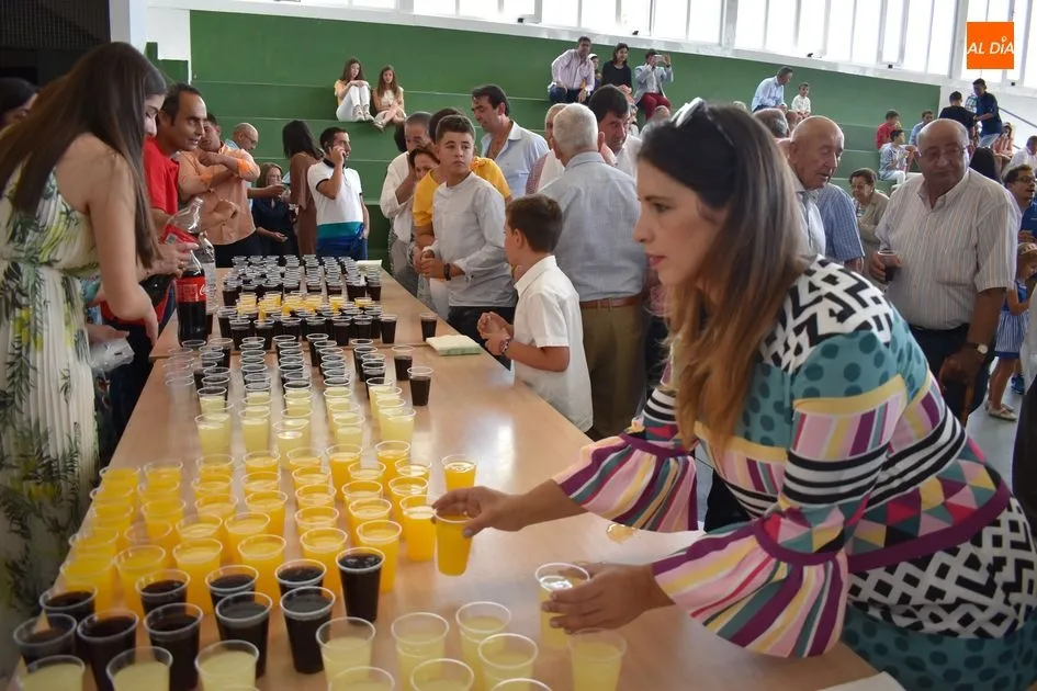 Foto 4 - Navales arropa con devoci&oacute;n a su patrona  