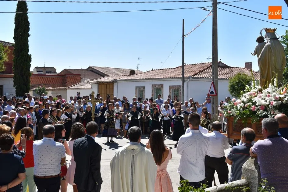 Foto 3 - Navales arropa con devoci&oacute;n a su patrona  
