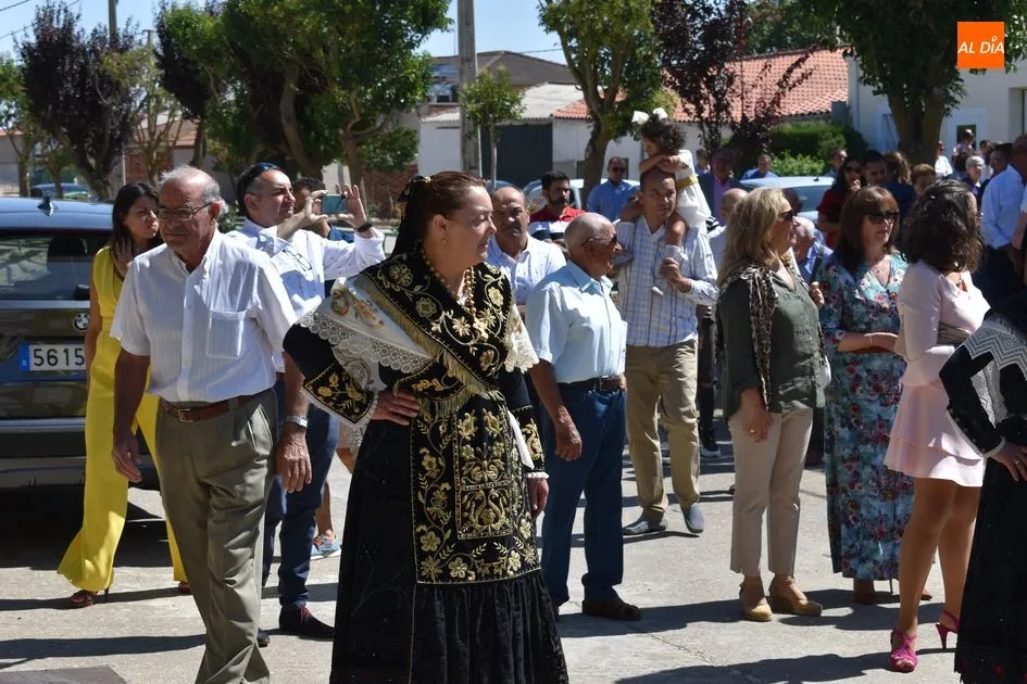 Foto 2 - Navales arropa con devoci&oacute;n a su patrona  