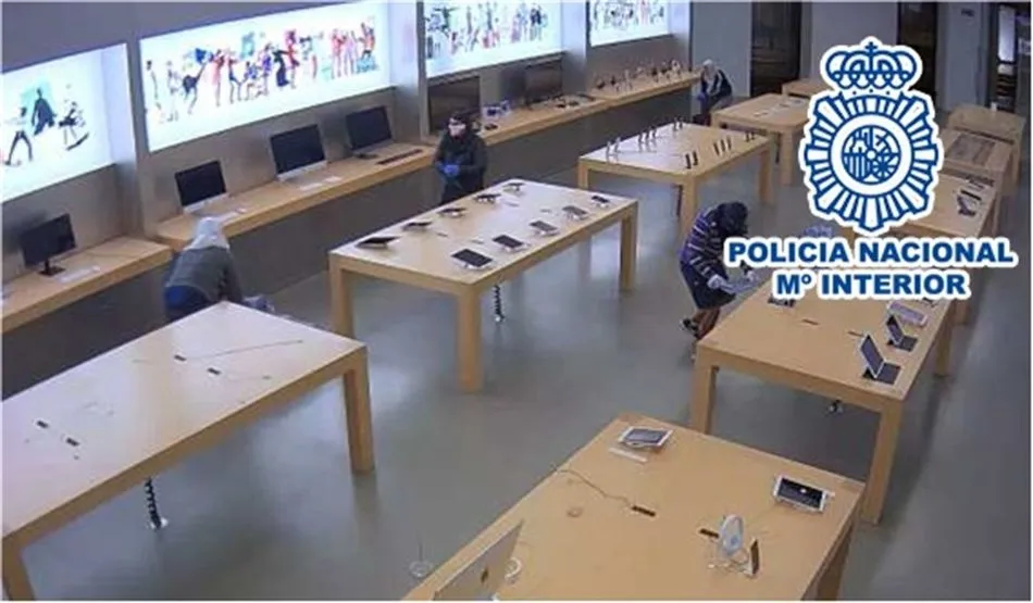 Algunos de los detenidos desvalijando una de las tiendas de telefonía. Foto: POLICÍA NACIONAL