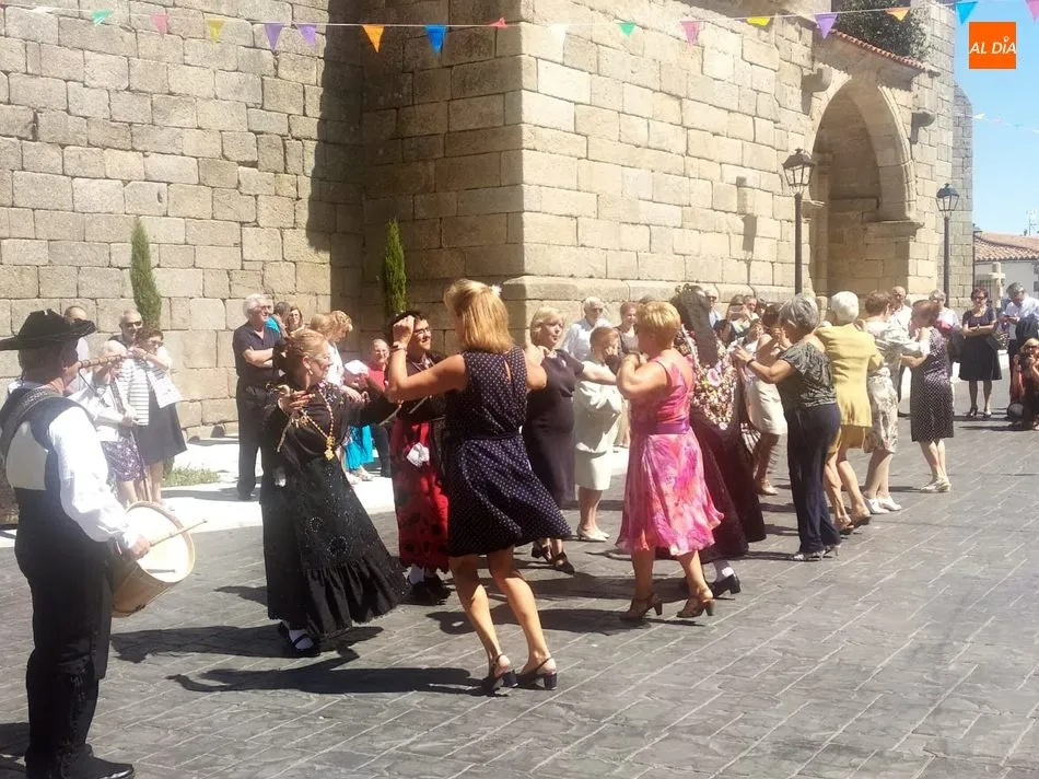 Foto 9 - Pere&ntilde;a despide sus fiestas con folclore, misa, convite y jazz  