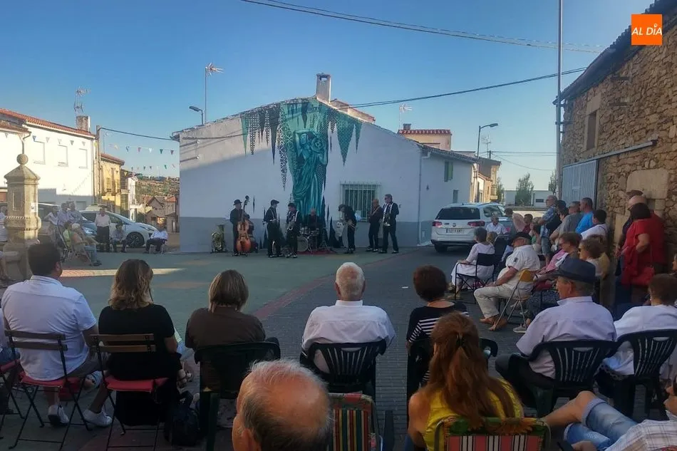 Foto 8 - Pere&ntilde;a despide sus fiestas con folclore, misa, convite y jazz  