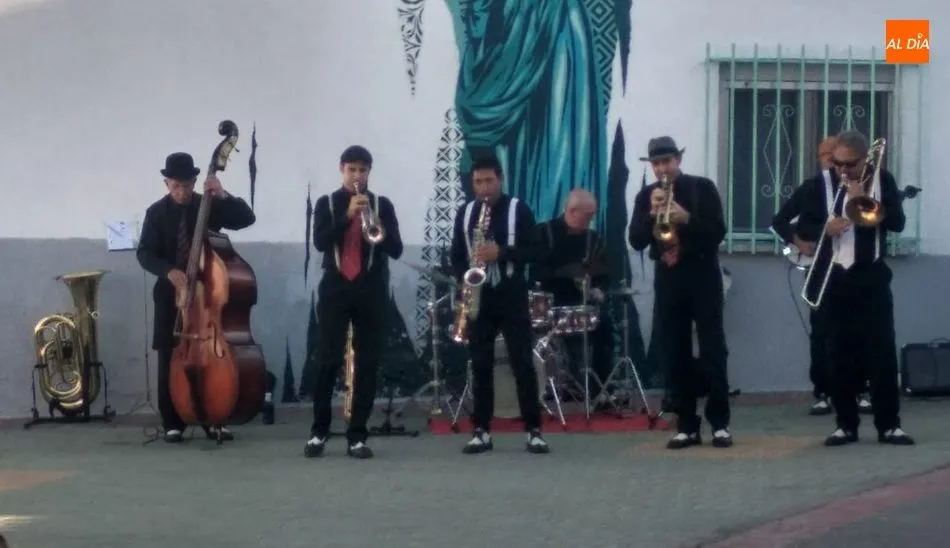 Foto 7 - Pere&ntilde;a despide sus fiestas con folclore, misa, convite y jazz  