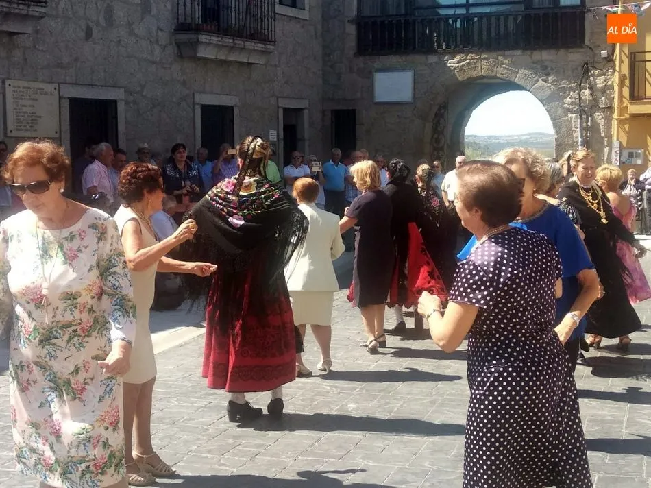 Foto 6 - Pere&ntilde;a despide sus fiestas con folclore, misa, convite y jazz  