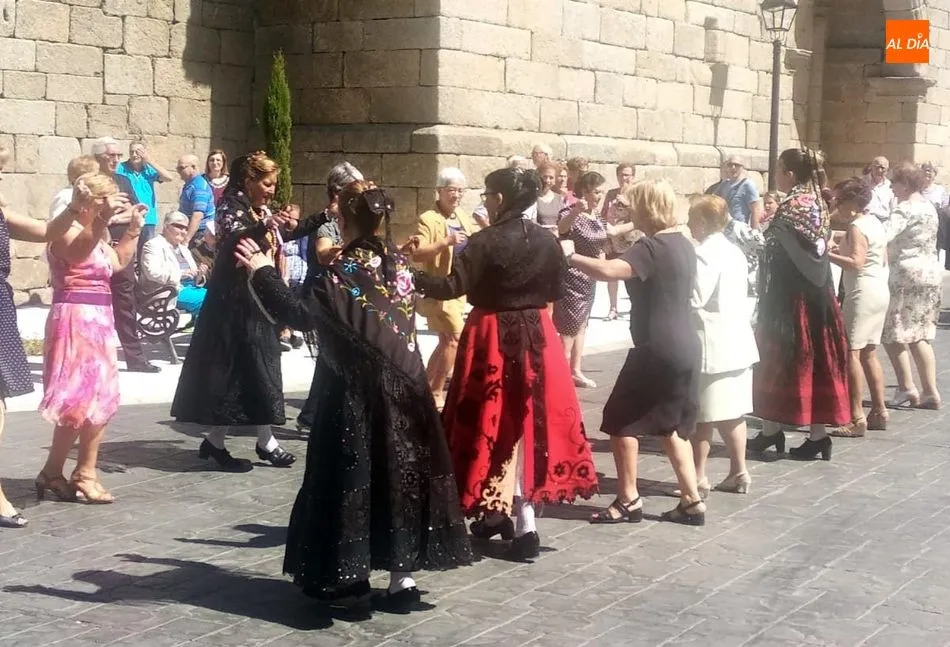 Foto 5 - Pere&ntilde;a despide sus fiestas con folclore, misa, convite y jazz  